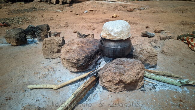 This combination of the Stone Age and modernity is not recommended: a clay pot with a plastic bag (as a lid) over the cooking fire. In short - creative but unhealthy.